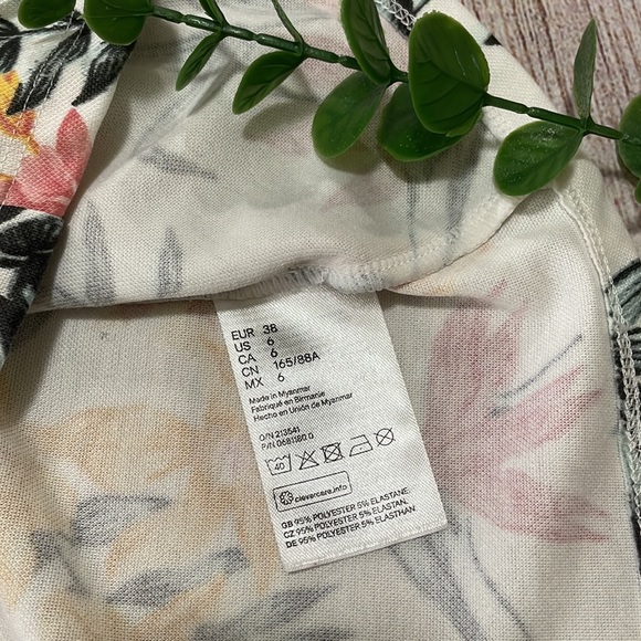 🌸 Clearance! 🌸 H&M White Floral Flare Mini Dress Size 6 - Picture 9 of 9